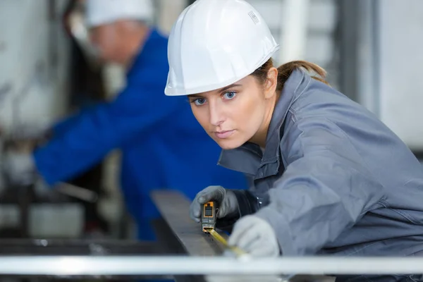 Профессиональная Женщина Инженер Инженерной Концепции — стоковое фото