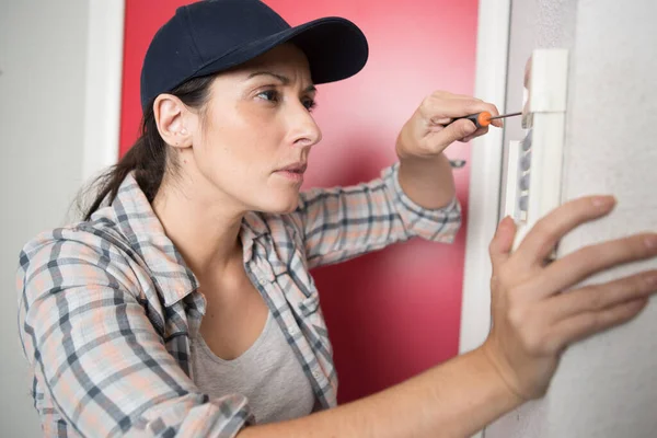 Eine Frau Arbeitet Einem Thermostat Haus — Stockfoto