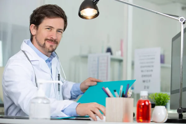 Male Doctor His Desk Using Computer — Stock Photo, Image
