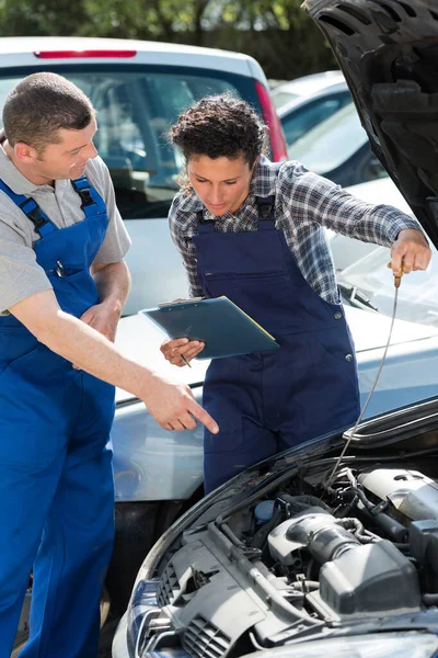 Mechanikerin Lernt Wie Man Ölstand Fahrzeug Kontrolliert — Stockfoto