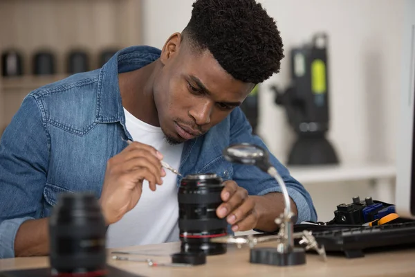 Yung Man Studerar Hur Man Reparerar Kameran — Stockfoto