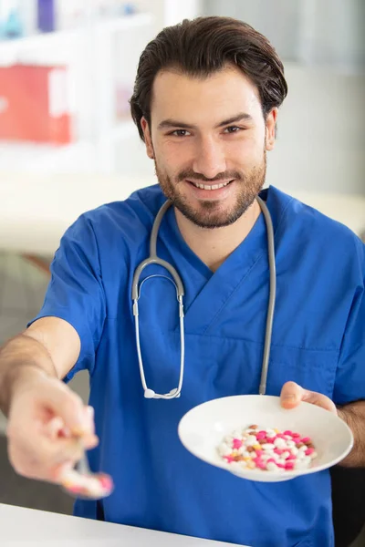 Portrét Mužského Lékaře Ukazující Pilulky — Stock fotografie