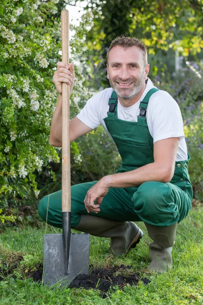 Hombre Con Una Pala Jardín — Foto de Stock