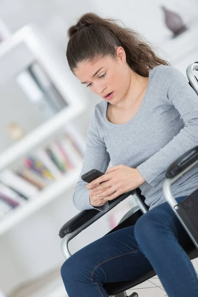 Mulher Cadeira Rodas Usando Seu Smartphone — Fotografia de Stock