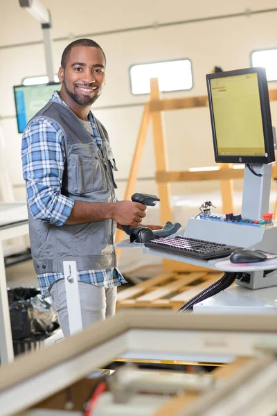 Trabalhador Masculino Feliz Segurando Scanner — Fotografia de Stock