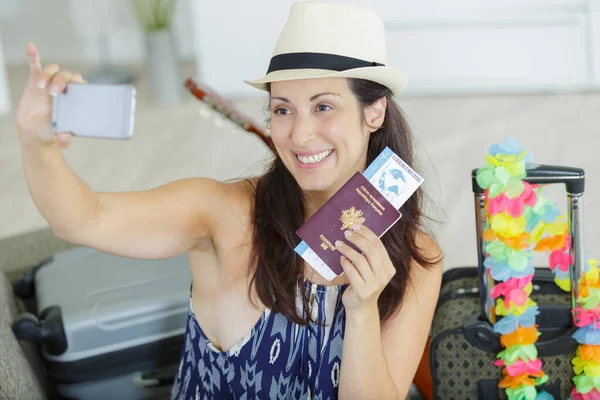 Vrouw Neemt Een Selfie Met Paspoort Vliegticket — Stockfoto