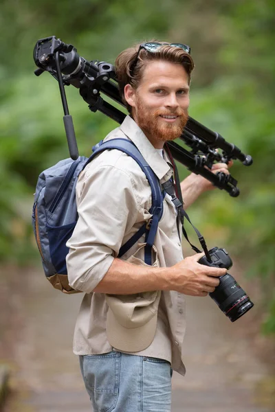 Doğa Fotoğrafçısı Olarak Genç Bir Adam — Stok fotoğraf