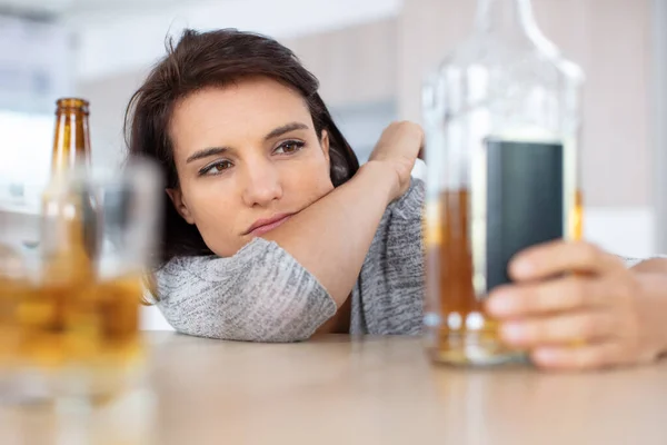 Mujer Joven Que Bebe Alcohol Durante Cuarentena — Foto de Stock