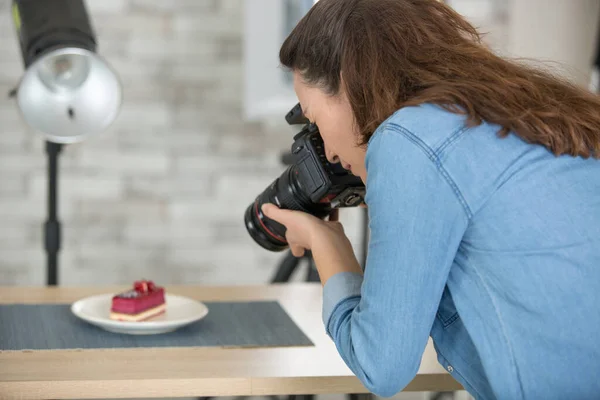 Femme Blogueuse Prend Une Photo Gâteau — Photo