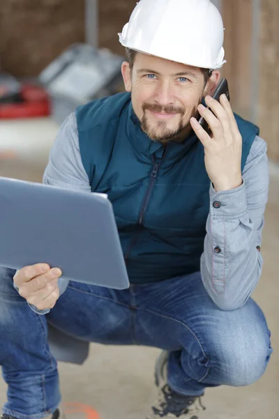 Constructor Masculino Tomando Notas Portapapeles Como Hablar Por Teléfono —  Fotos de Stock