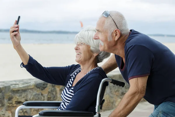 Seniorenpaar Macht Selfie Mit Rollstuhlfahrerin — Stockfoto
