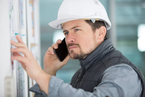 Manlig Byggare Telefonen Kollar Sin Planering — Stockfoto