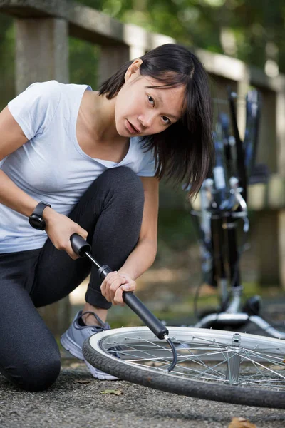 Mulher Chateada Bombeando Pneu Bicicleta Livre — Fotografia de Stock