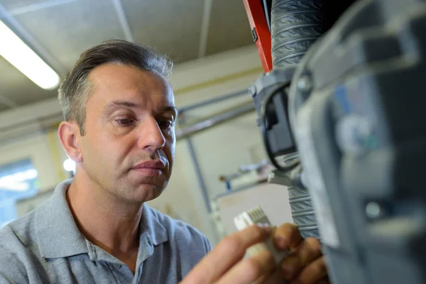 Arbeider Kijkt Naar Leidingen Fabriek — Stockfoto