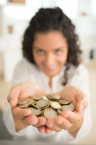 Mujer Sosteniendo Monedas Mano — Foto de Stock