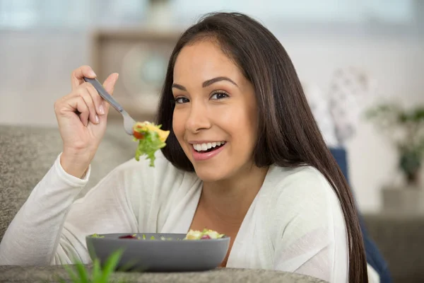 Ung Kvinna Äter Hälsosam Grönsakssallad — Stockfoto