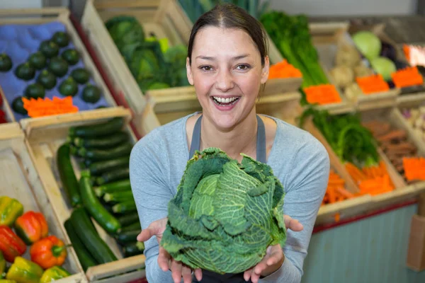 Glimlachend Personeel Met Biologische Kool Een Supermarkt — Stockfoto