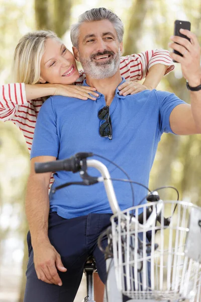 Beau Couple Faisant Selfie Dans Parc — Photo