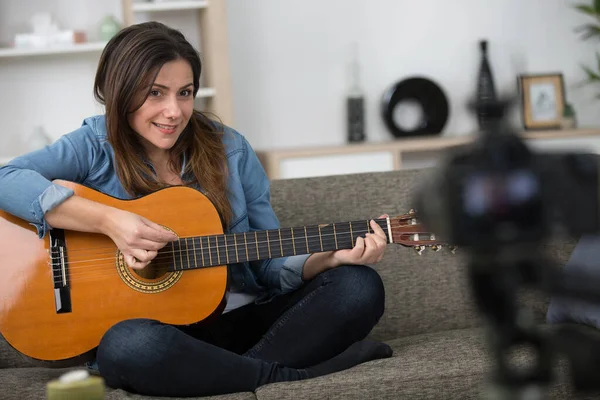 Registros Menina Câmera Tutorial Vlog Para Tocar Guitarra Acústica — Fotografia de Stock