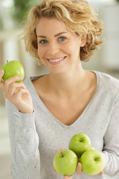 女性とアップルキッチンで健康食品幸せな女性の肖像画 — ストック写真