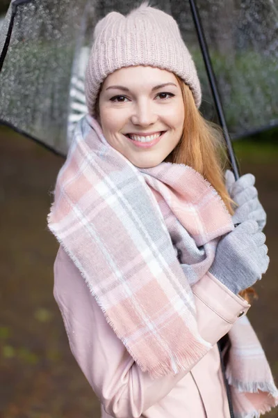 Hübsche Frau Mit Regenschirm Herbstpark — Stockfoto