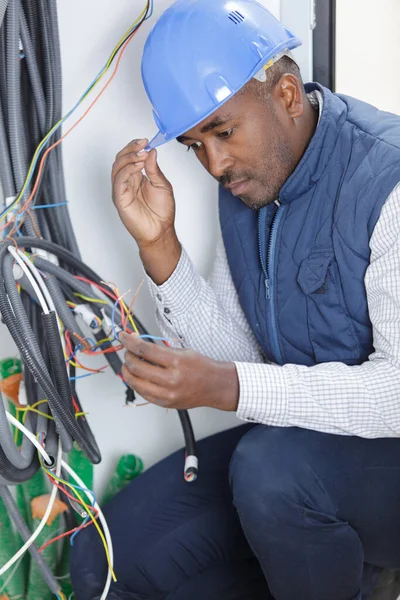 Eletricista Conectando Cabos Elétricos — Fotografia de Stock