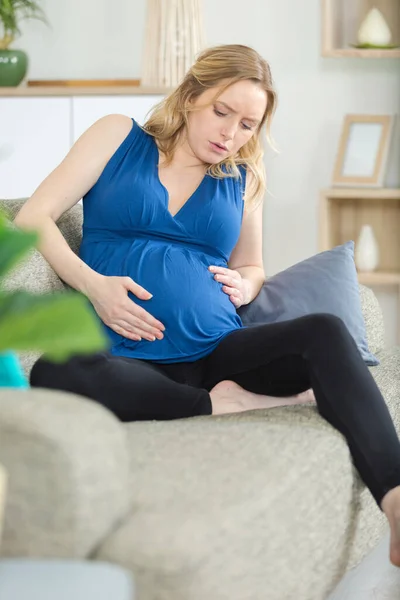 Mujer Embarazada Que Tiene Dolor Cabeza Dolores Vientre — Foto de Stock