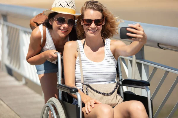Γυναίκα Αναπηρικό Καροτσάκι Που Βγάζει Selfie Ένα Φίλο — Φωτογραφία Αρχείου