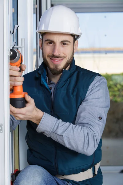 Feliz Construtor Masculino Frente Janela — Fotografia de Stock