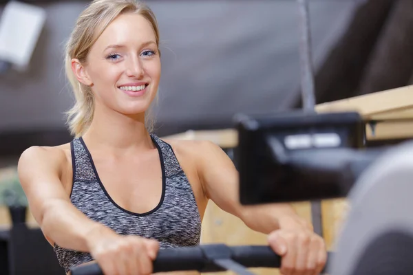 Kadın Atlet Kürek Makine Üzerinde Egzersiz — Stok fotoğraf