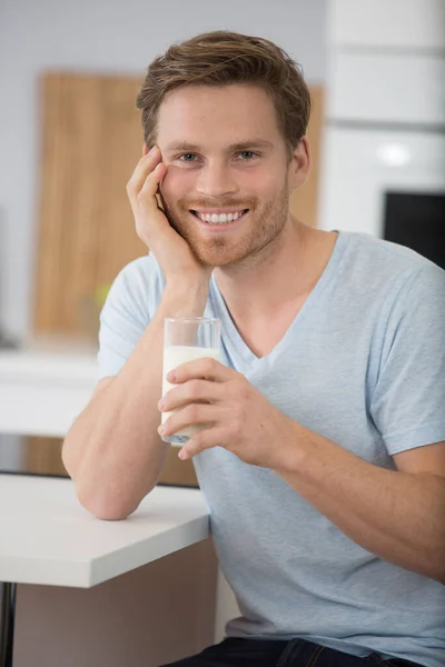Gelukkig Man Ochtend Drinken Melk — Stockfoto