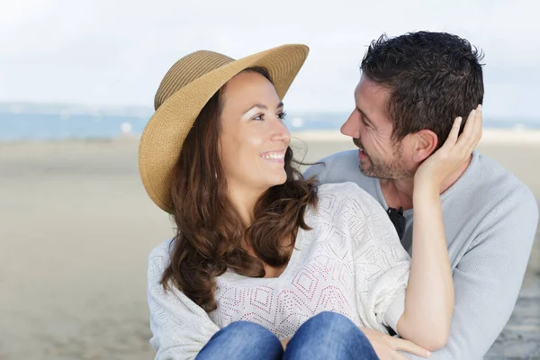 幸せなカップルのビーチでキス — ストック写真