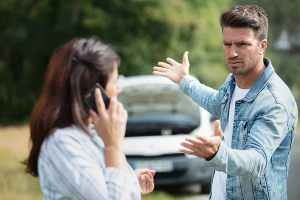 Homem Falando Com Mulher Telefone Após Acidente Carro — Fotografia de Stock