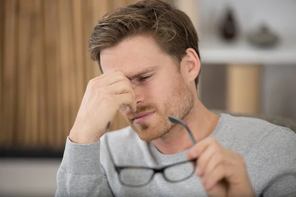 Hombre Sosteniendo Gafas Pellizcando Puente Nariz — Foto de Stock