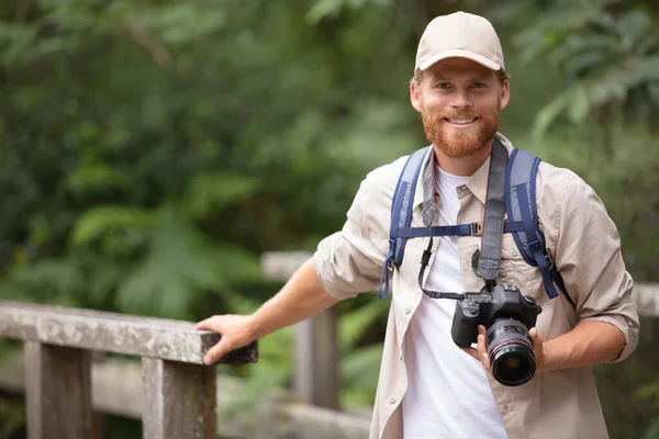 森林里拿着飞镖相机的自然摄影师 — 图库照片