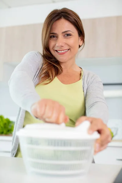 Счастливая Молодая Домохозяйка Смешивает Овощной Салат — стоковое фото