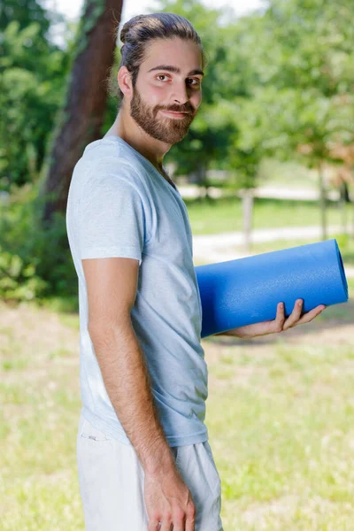 Porträt Von Gut Aussehender Mann Hält Eine Yoga Matte Freien — Stockfoto