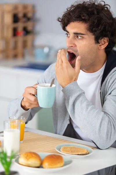 Портрет Молодого Чоловіка Позіхання Під Час Сніданку — стокове фото