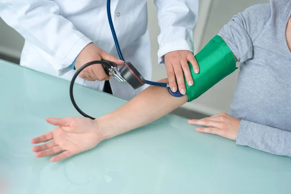 Arts Controleren Vrouwelijke Patiënten Bloeddruk Kliniek — Stockfoto
