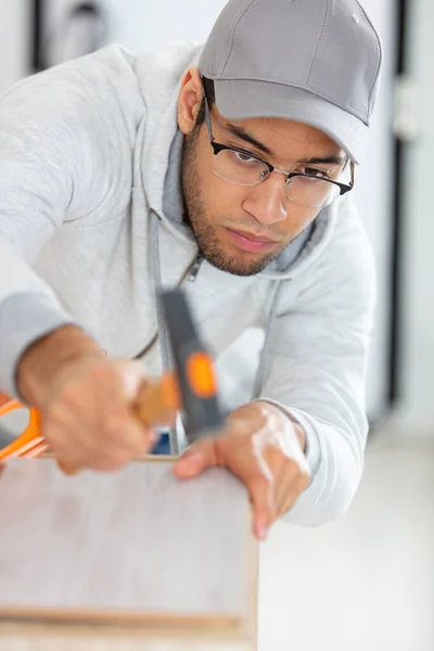 Νεαρός Εργάτης Που Φοράει Γυαλιά Χρησιμοποιεί Σφυρί — Φωτογραφία Αρχείου
