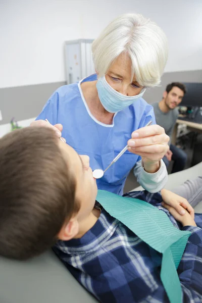 Dentista Examinando Meninos Dentes Clínica — Fotografia de Stock