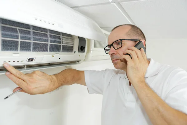 Een Split Type Airconditioning Technicus — Stockfoto