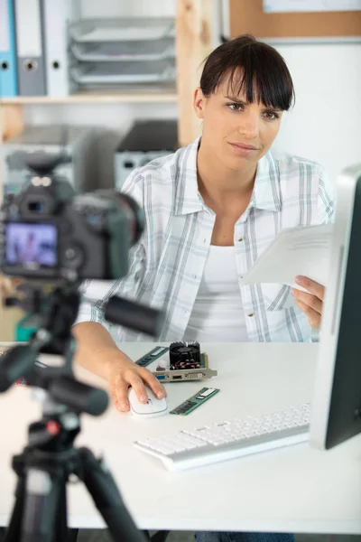 Camera Wijzen Naar Jonge Vrouw Met Behulp Van Een Desktop — Stockfoto