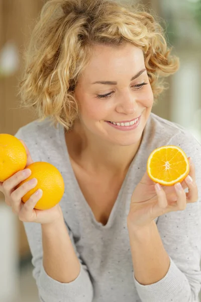 Mujer Joven Sosteniendo Una Naranja — Foto de Stock