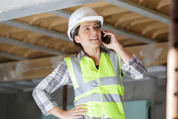 使用移动电话的女商业工程师 — 图库照片