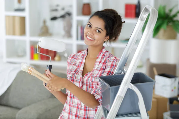 Portrait Young Woman Home Holding Painting Equipment — Stock Photo, Image