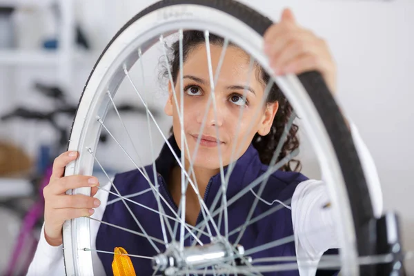 Jeune Femme Homme Réparer Roue Vélo — Photo