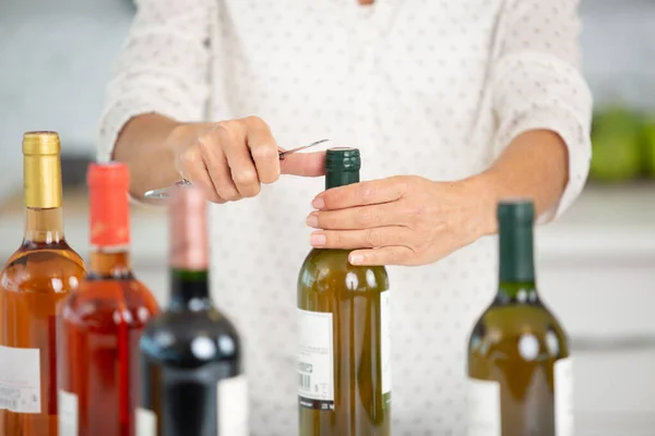 Mujer Abriendo Una Botella Vino Con Sacacorchos Tradicional —  Fotos de Stock