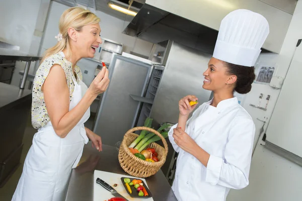 Веселі Чарівні Жіночі Кухарі Готують Їжу Кухні Ресторану — стокове фото