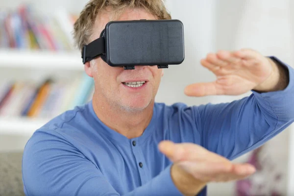 Užaslý Starší Džentlmen Používající Virtuální Sluchátka — Stock fotografie